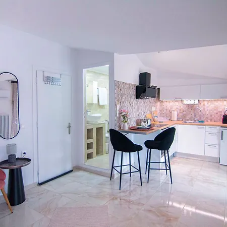 Appartamento Charming With Bbq Near Airport & Old Town