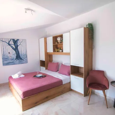Charming With Bbq Near Airport & Old Town *