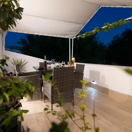 Charming With Bbq Near Airport & Old Town شقة