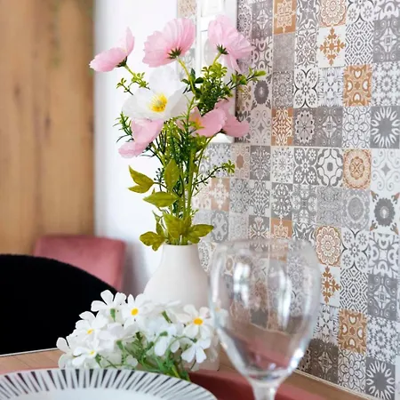 Charming With Bbq Near Airport & Old Town شقة