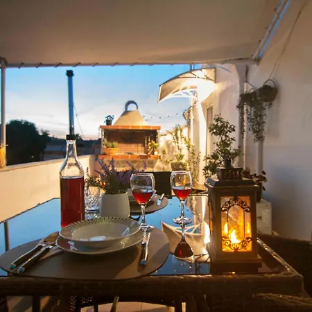 Charming With Bbq Near Airport & Old Town Appartamento Kanálion